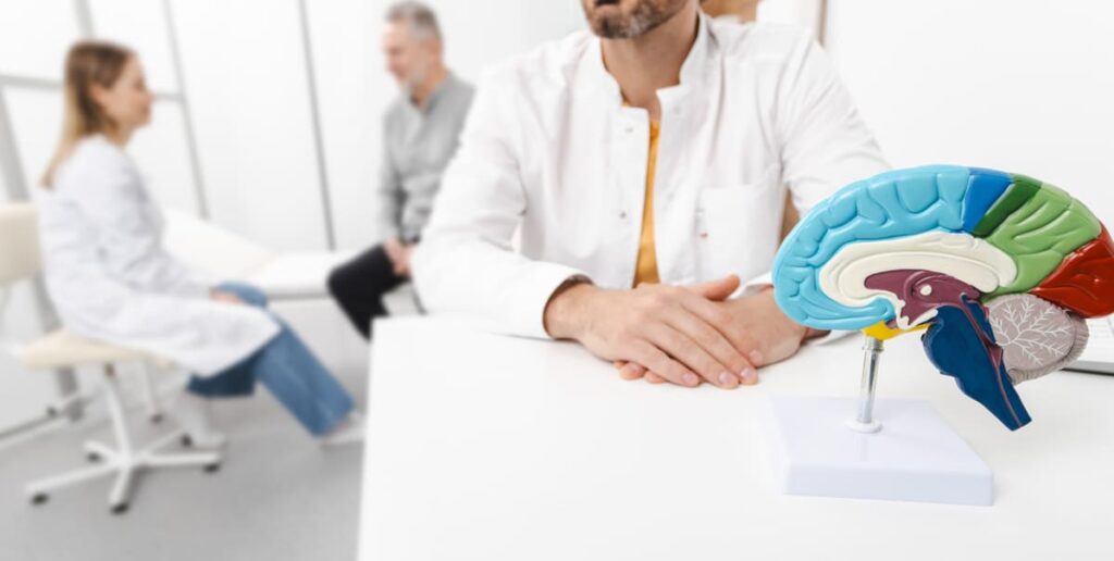 Sesión de evaluación cognitiva en neuropsicología, uno de los ámbitos de la psicología con mayor salida laboral debido al envejecimiento poblacional.