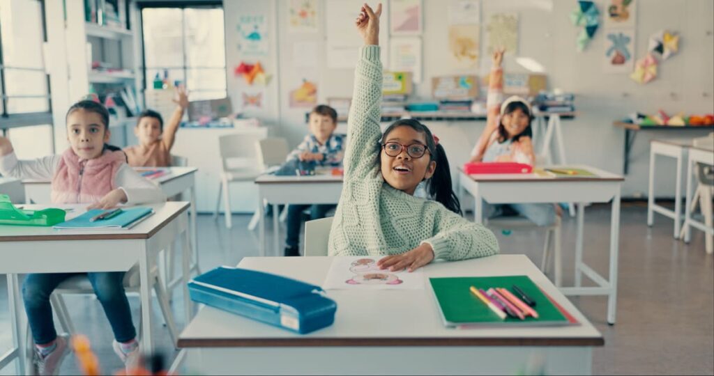Docente utilizando preguntas retadoras, una de las estrategias de neuroeducación más eficaces en el aula.