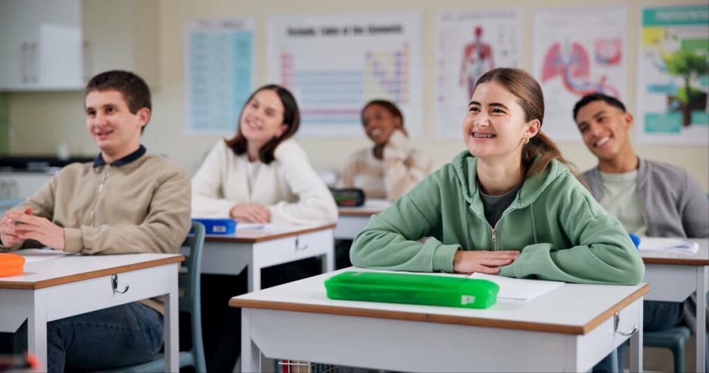 Profesor guiando a alumnos mediante estrategias de neuroeducación para estimular la reflexión.
