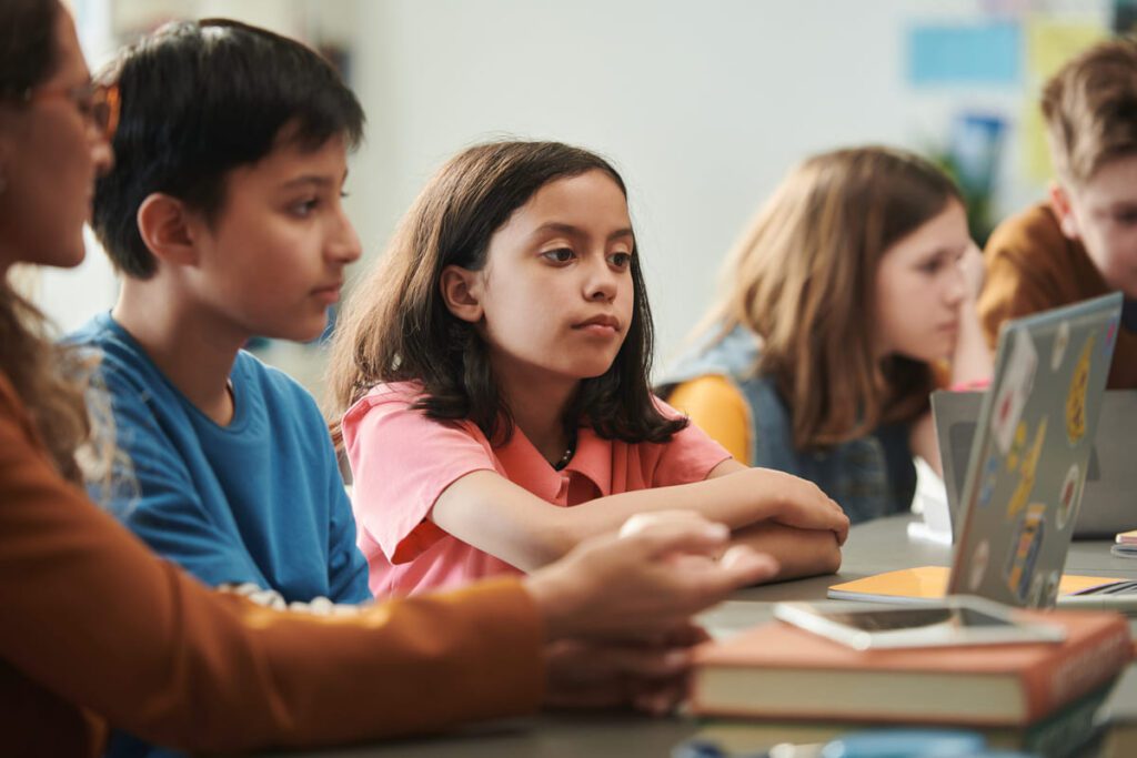 Grupo de alumnos en clase beneficiándose de la mejora del rendimiento cognitivo gracias a la neuroeducación en la etapa infantil.
