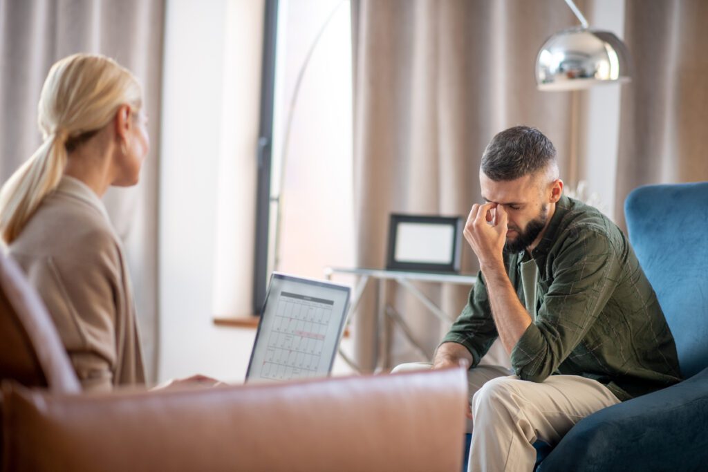 Profesional explicando qué es la terapia dialéctico conductual y sus bases teóricas en consulta.