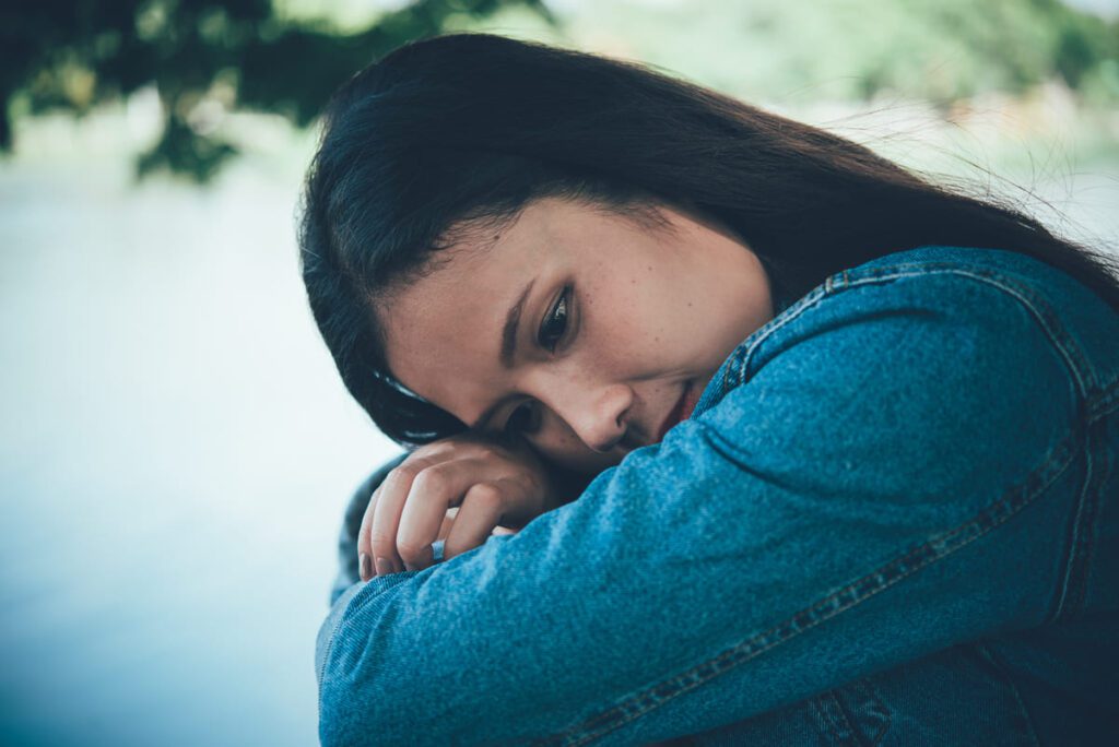 Representación del impacto psicológico profundo que provoca el duelo no resuelto en la vida diaria del paciente.