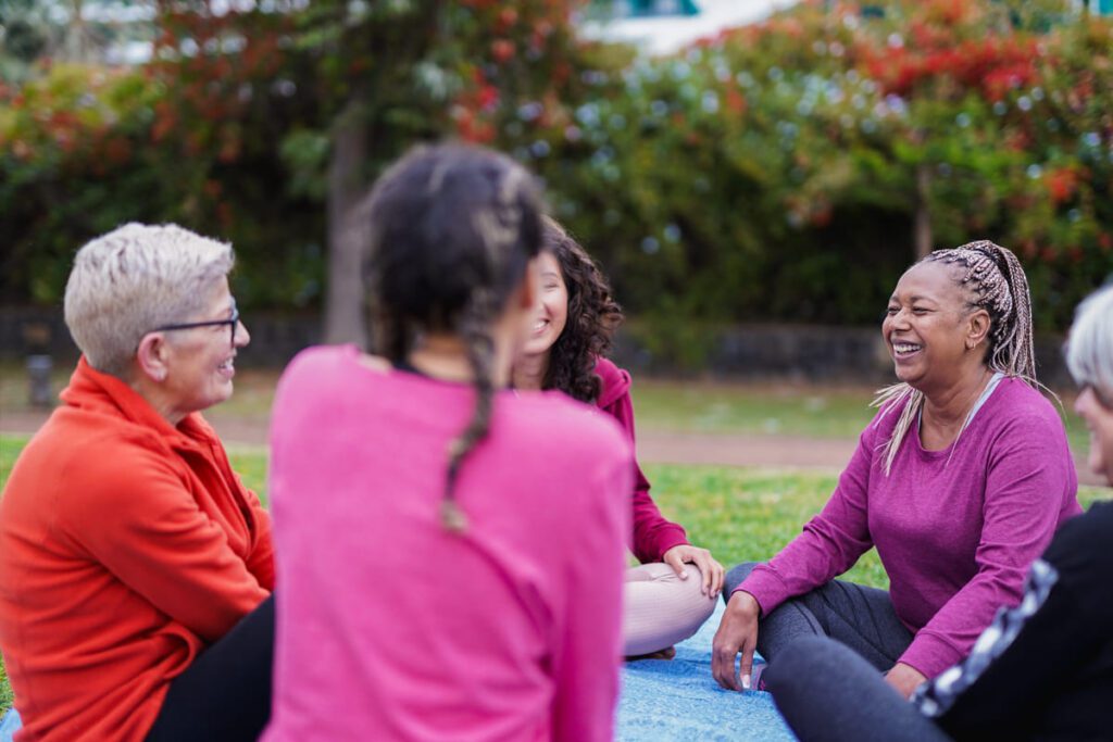 Profesional aplicando técnicas de psicología positiva para fomentar el bienestar emocional.