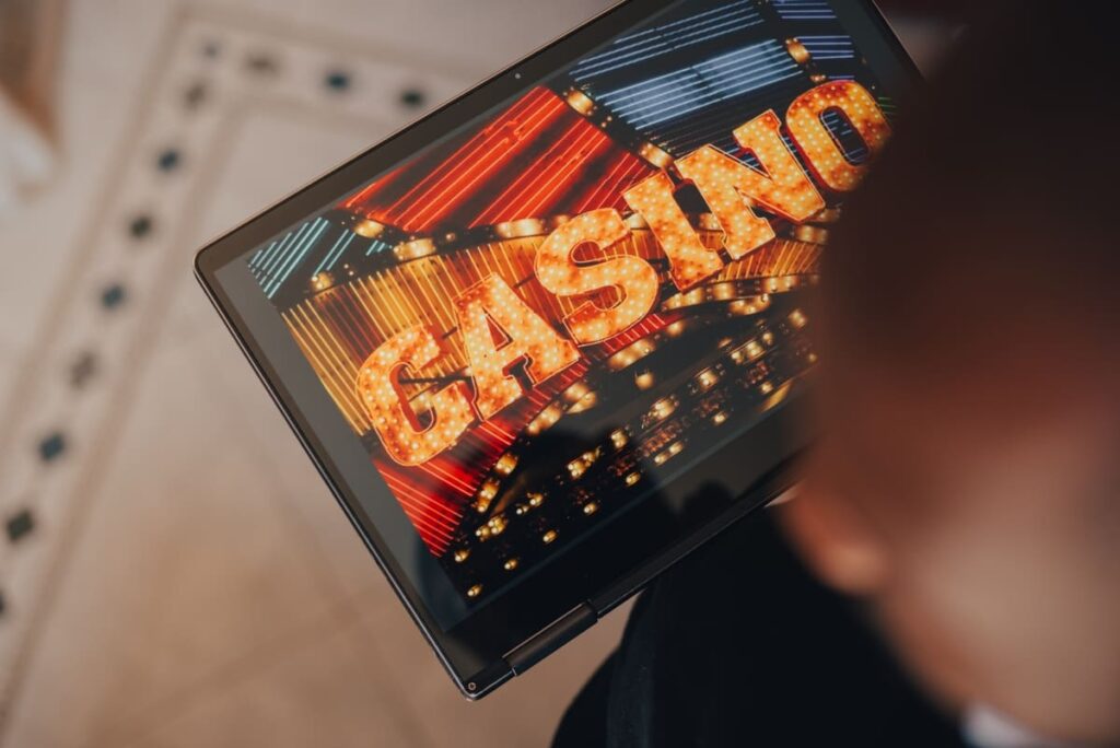 Persona sufriendo las recaídas en el proceso terapéutico de las adicciones.