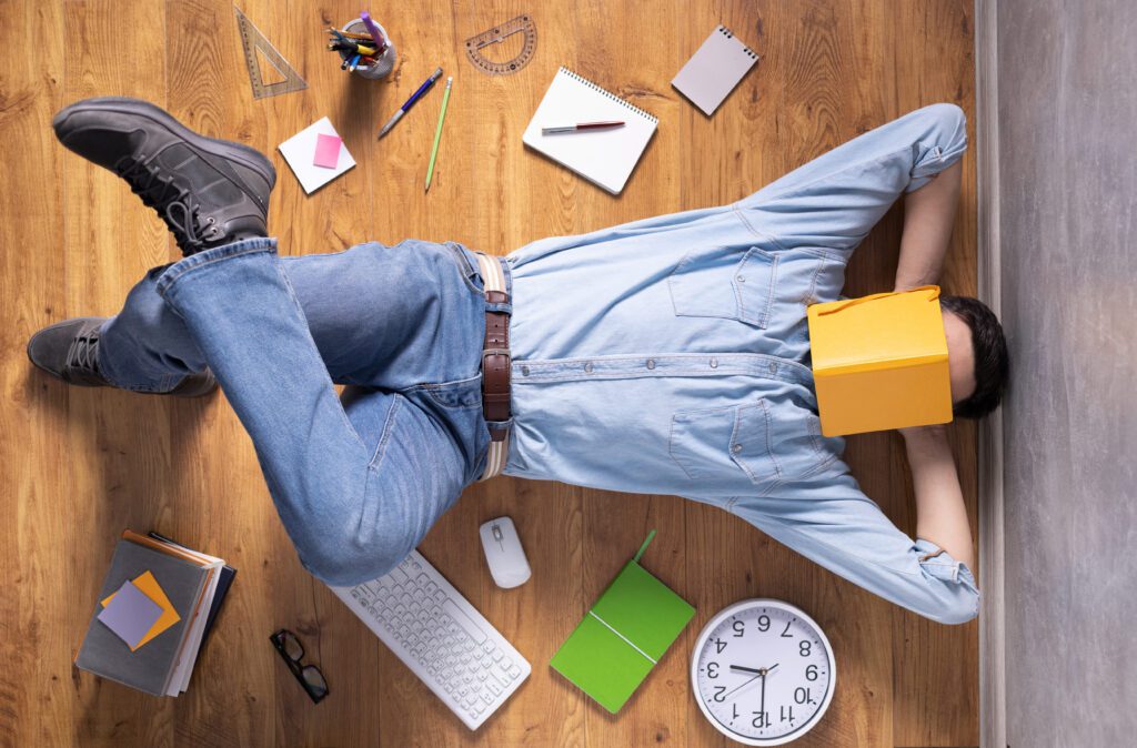 Adulto desconcentrado, ilustrando la lo que es el TDAH según la etapa evolutiva adulta.