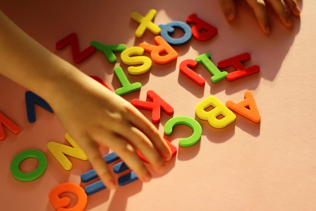 Niño con dificultades escolares, ilustrando los trastornos del aprendizaje como comorbilidades frecuentes en TDAH.