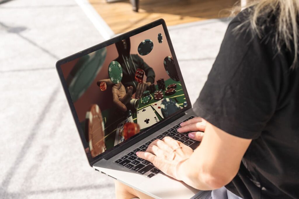 Psicólogo clínico realizando una sesión terapéutica sobre el sistema de recompensa y adicción.