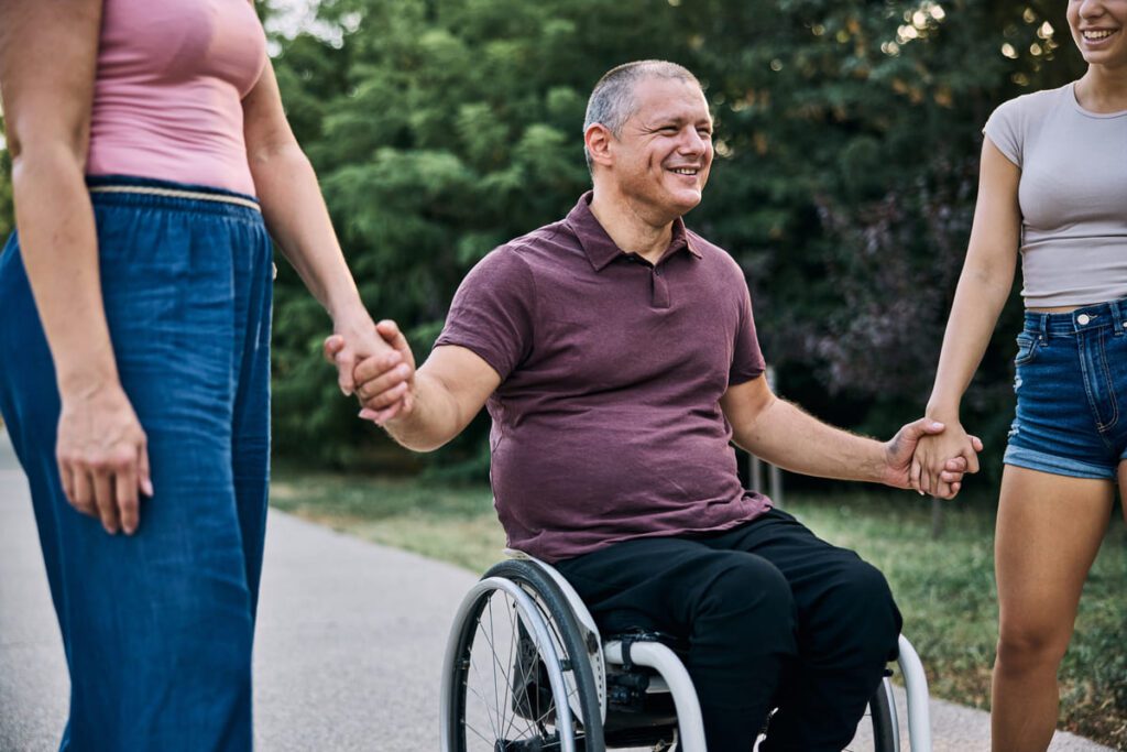 Grupo de apoyo en una sesión de intervención psicológica con cuidadores de personas mayores dependientes compartiendo experiencias.