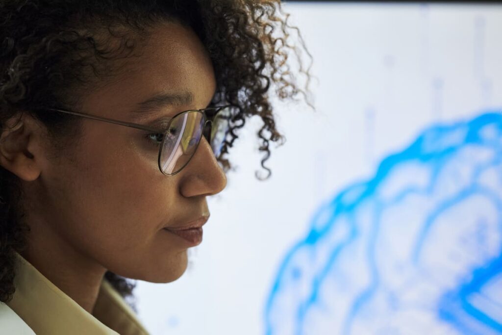 Especialista analizando datos clínicos para ilustrar el perfil profesional y cuánto gana un neuropsicólogo.