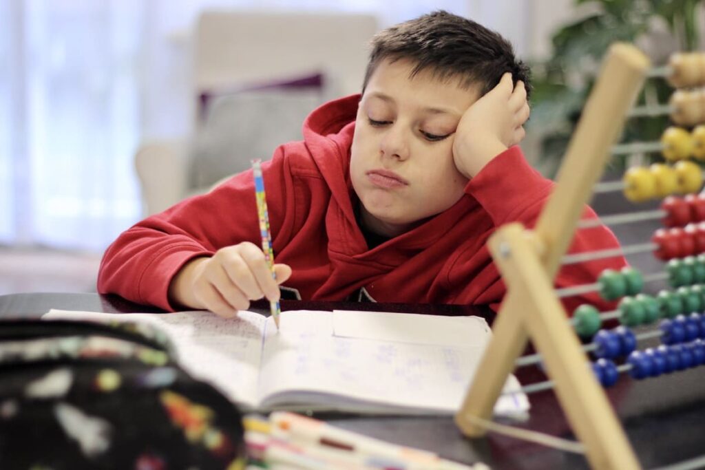 Niño realizando pruebas de memoria para identificar posibles señales tempranas de alteraciones cognitivas.