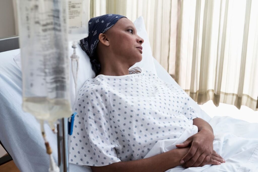 Psicólogo clínico realizando una intervención psicológica en el paciente terminal dentro de un entorno hospitalario