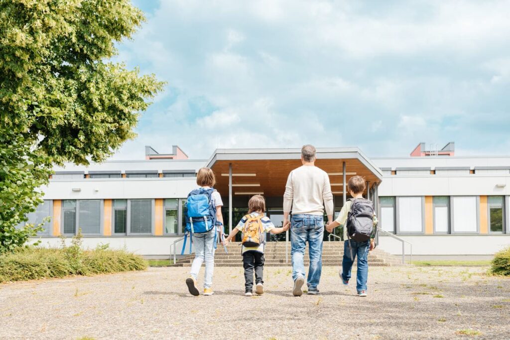Aplicación de estrategias de intervención y comunicación al trabajar con familias desde la psicopedagogía en el entorno educativo.