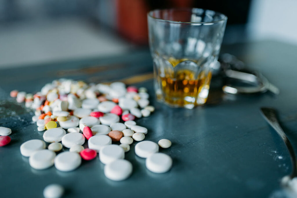 Cómo las drogas inducen adicción, mostrando efectos como la tolerancia, la dependencia y la abstinencia.