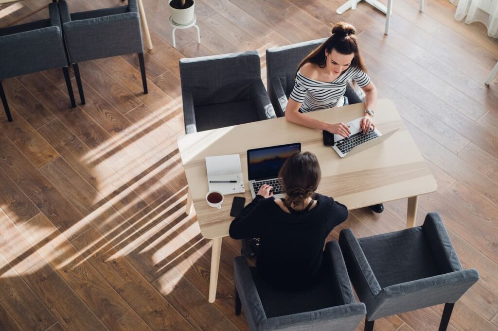 Qué estrategias se utilizan para mejorar el clima laboral