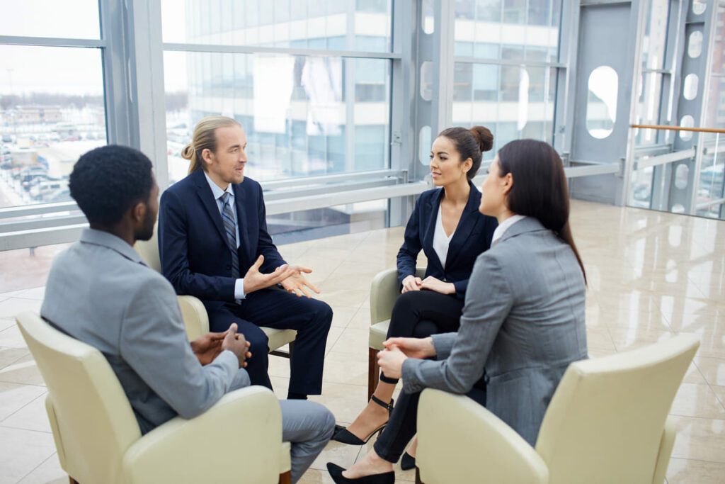 ​Estrategias de Negociación en la Mediación Laboral​: Comunicación Efectiva y Escucha Activa