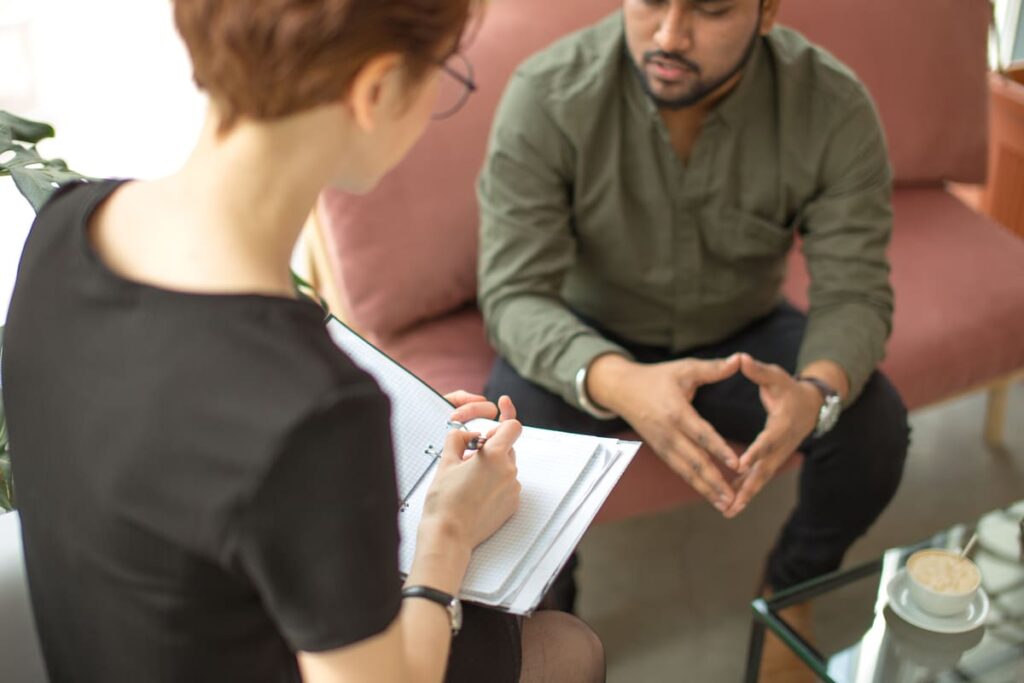 Terapeuta realizando la evaluación previa antes de diseñar las técnicas de exposición gradual para el paciente.