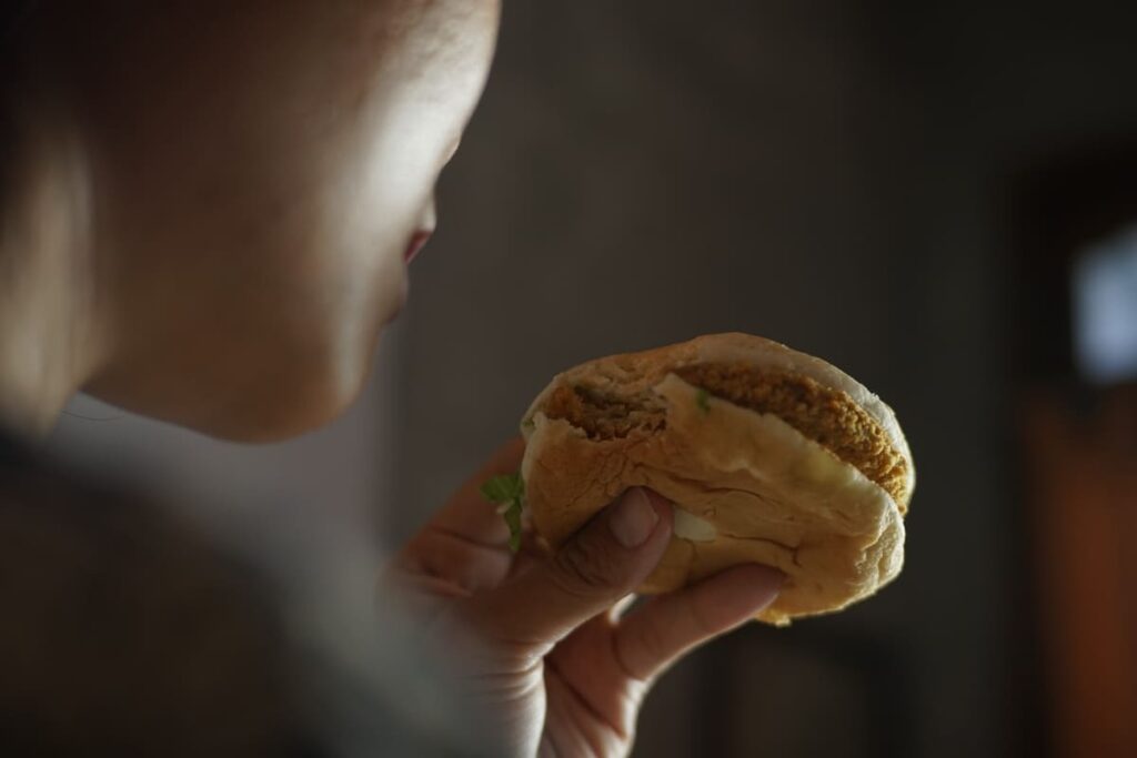 representación del papel de la regulación emocional en los trastornos de la conducta alimentaria y su origen psicológico.