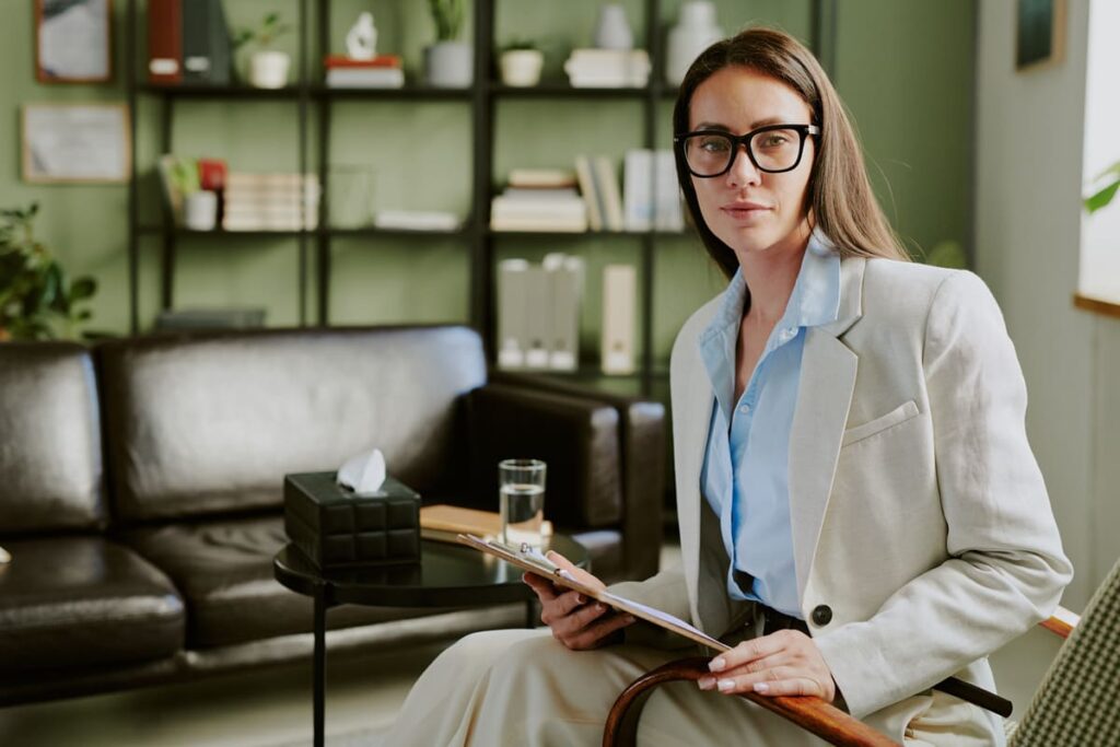 experta explicando cuanto gana un neuropsicólogo en españa