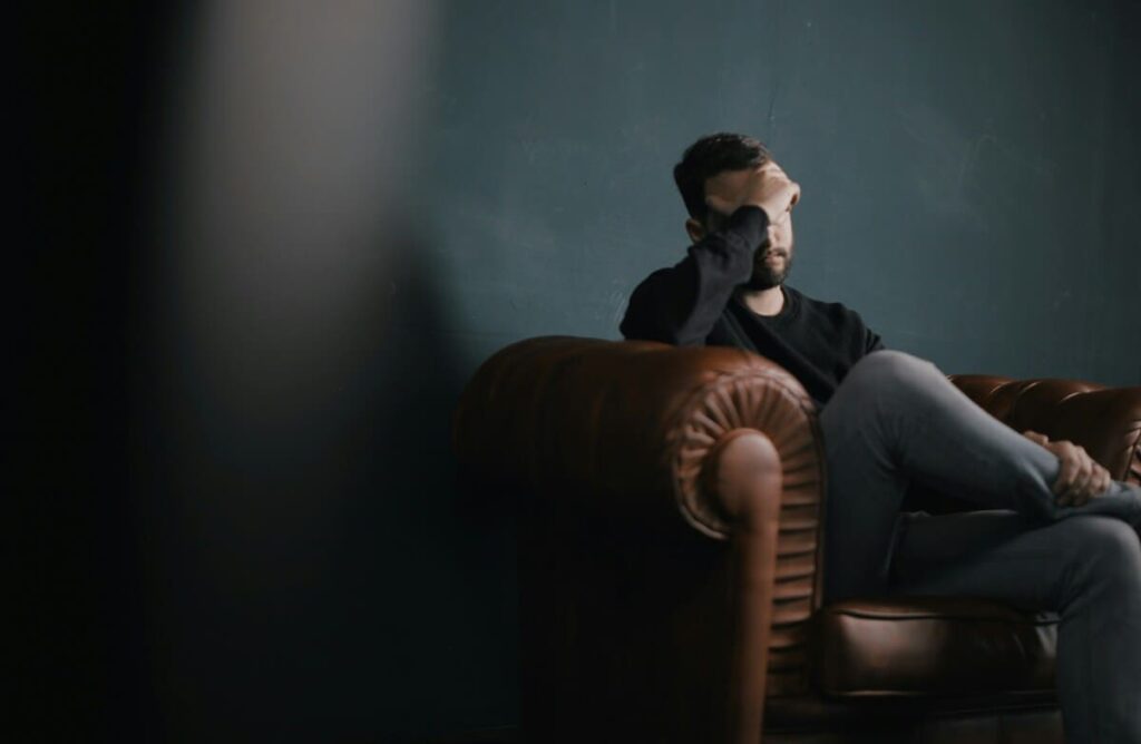 persona que necesita terapia contextual en la salud mental